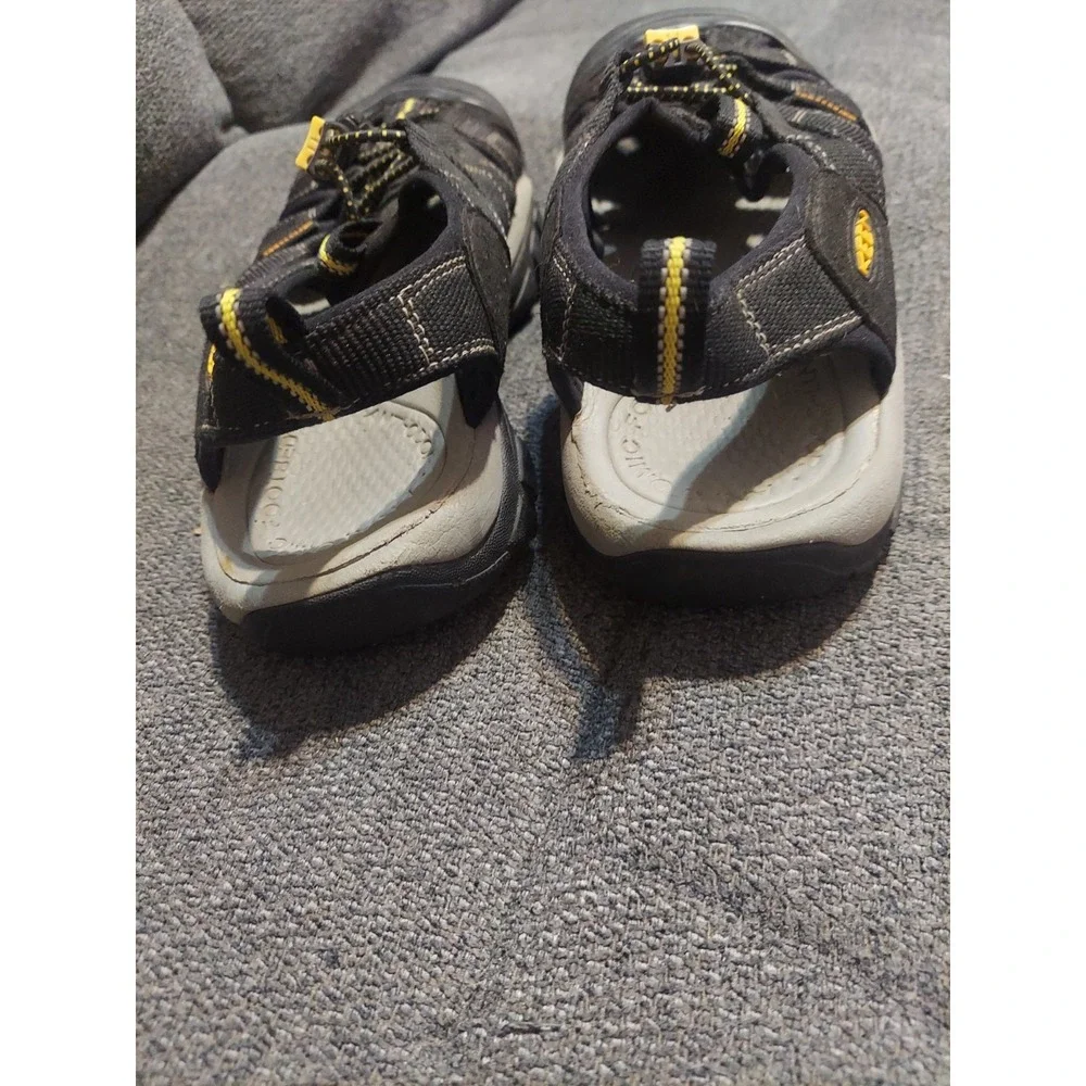 KEEN Newport H2 Mens 8.5 Black Sandals Closed Toe Summer Waterproof Sport Hike